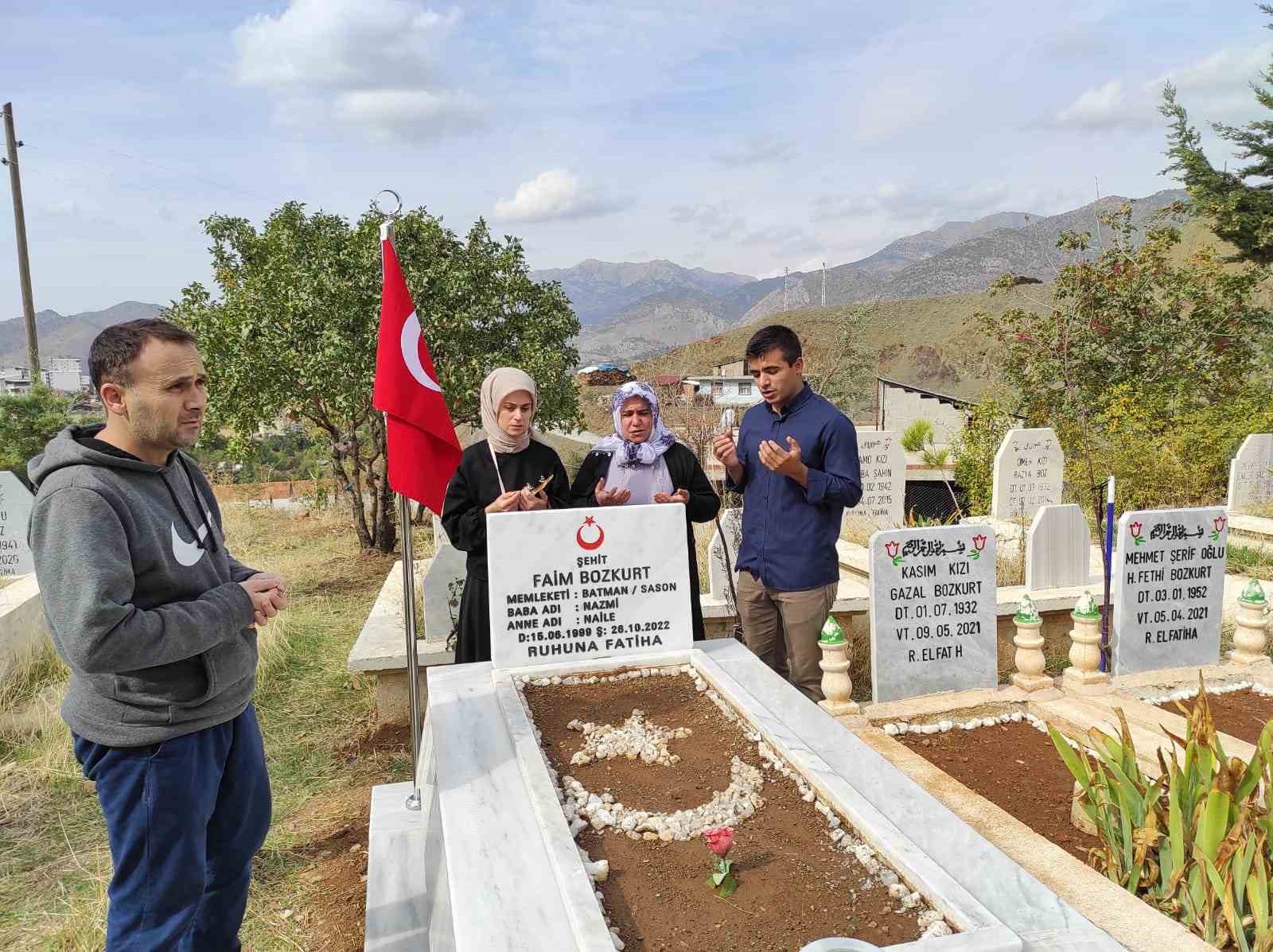 Şehit babaları çocuklarının kabirleri başında hüznü ve gururu bir arada yaşadı
