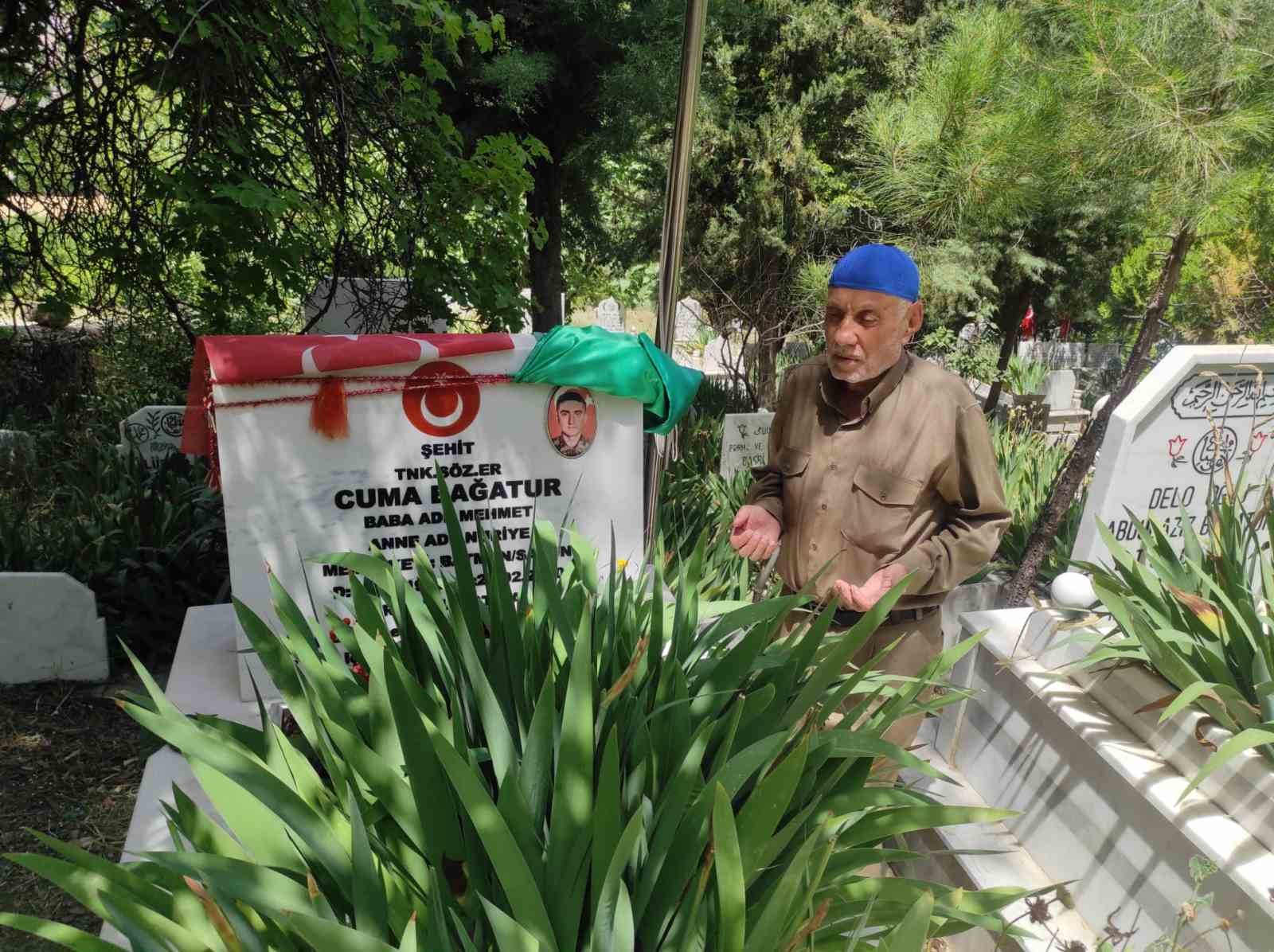 Şehit babaları çocuklarının kabirleri başında hüznü ve gururu bir arada yaşadı
