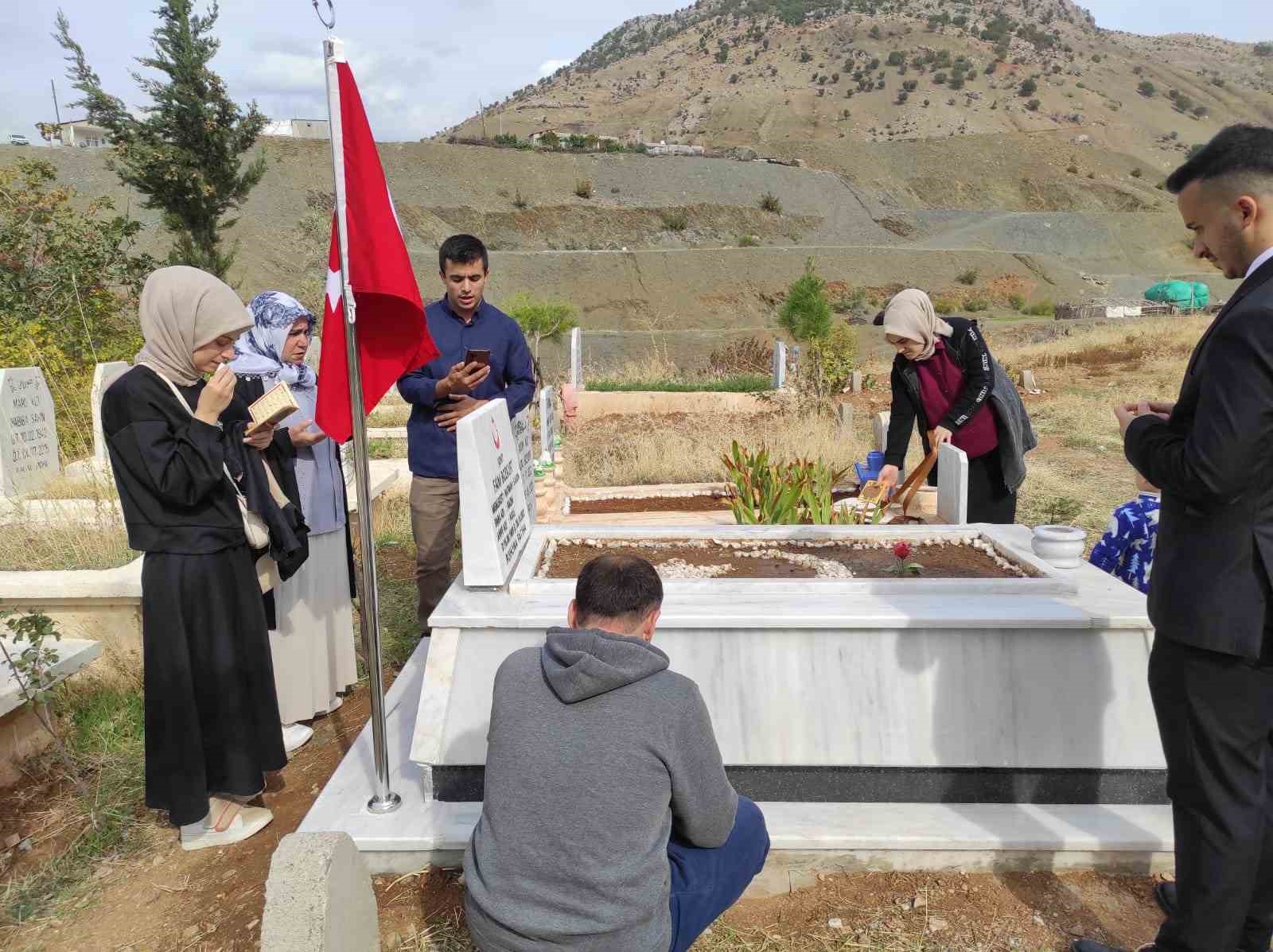 Şehit babaları çocuklarının kabirleri başında hüznü ve gururu bir arada yaşadı
