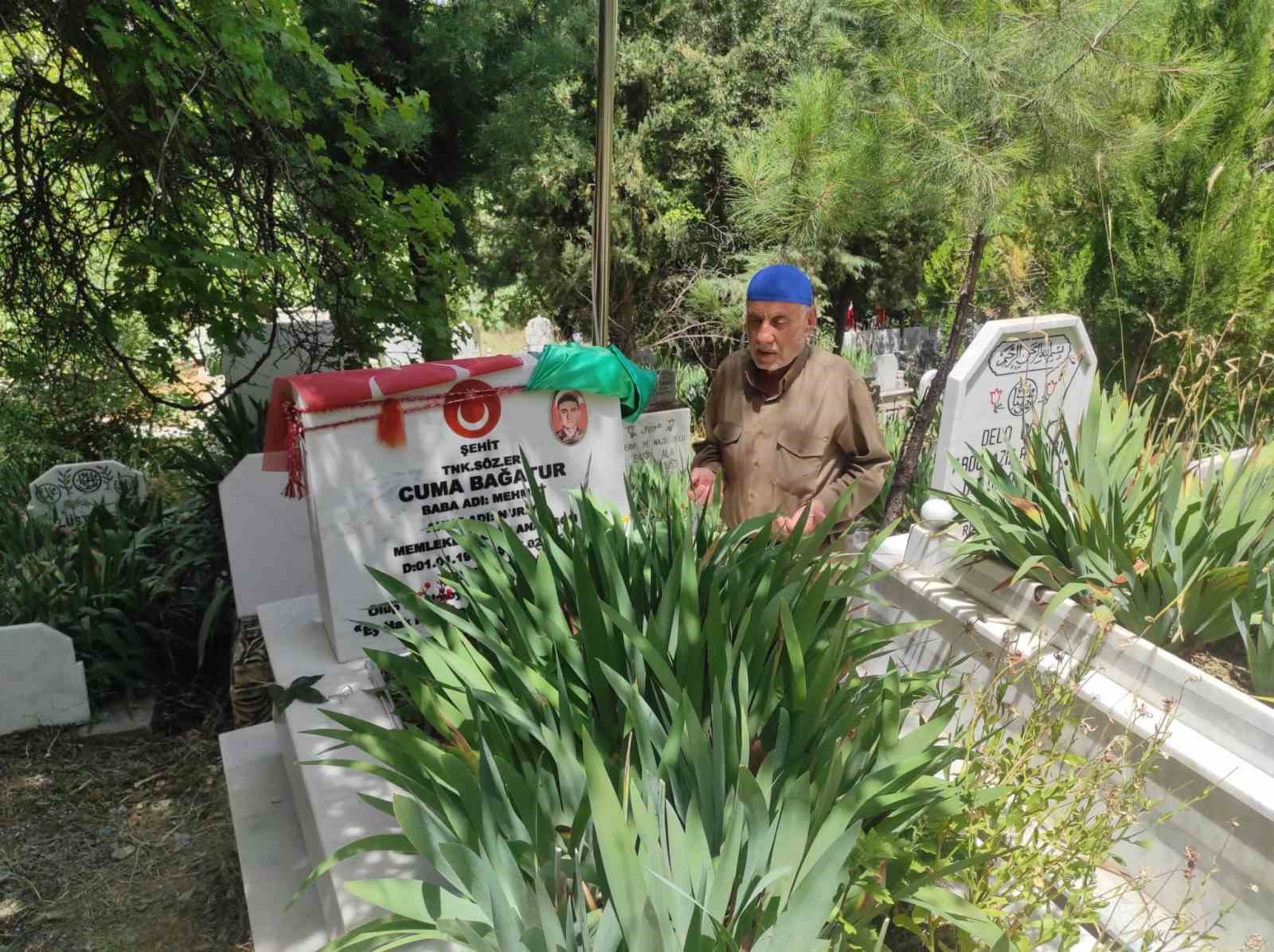 Şehit babaları çocuklarının kabirleri başında hüznü ve gururu bir arada yaşadı
