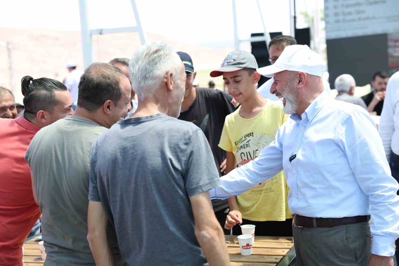 Başkan Çolakbayrakdar, kurban yerinde vatandaşlarla bayramlaştı
