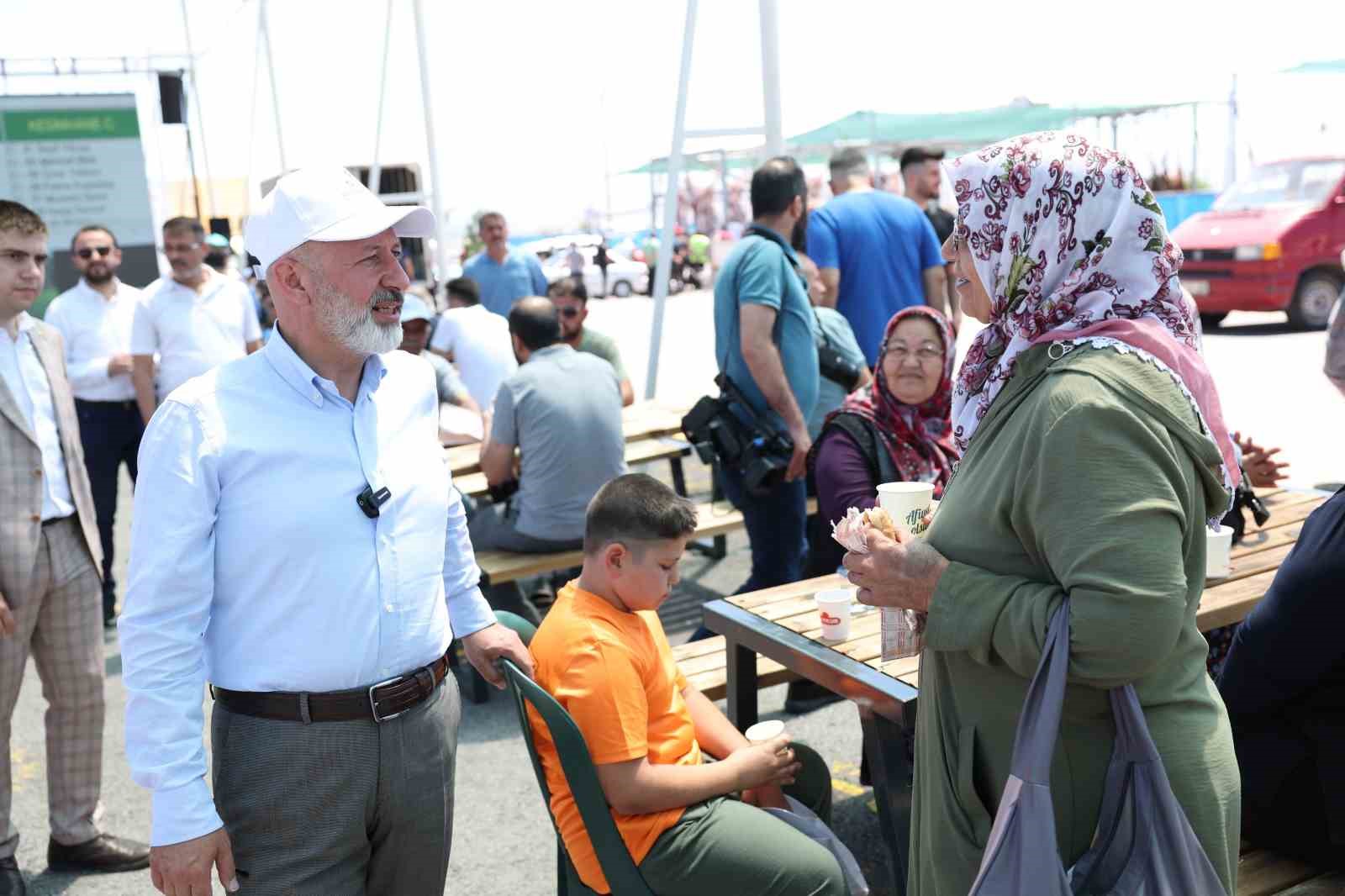 Başkan Çolakbayrakdar, kurban yerinde vatandaşlarla bayramlaştı
