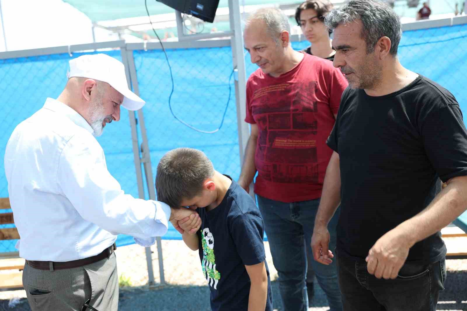 Başkan Çolakbayrakdar, kurban yerinde vatandaşlarla bayramlaştı
