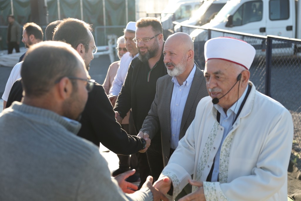 Başkan Çolakbayrakdar, kurban yerinde vatandaşlarla bayramlaştı
