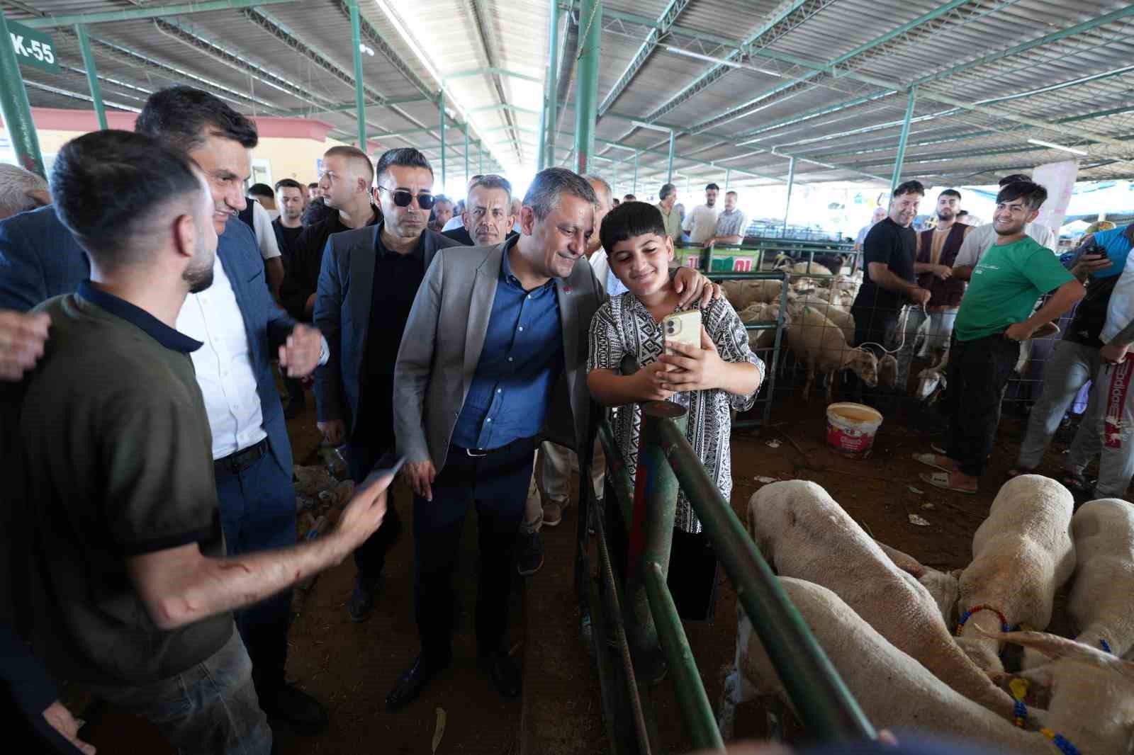 CHP Genel Başkanı Özgür Özel, Manisa’da ziyaretlerde bulundu
