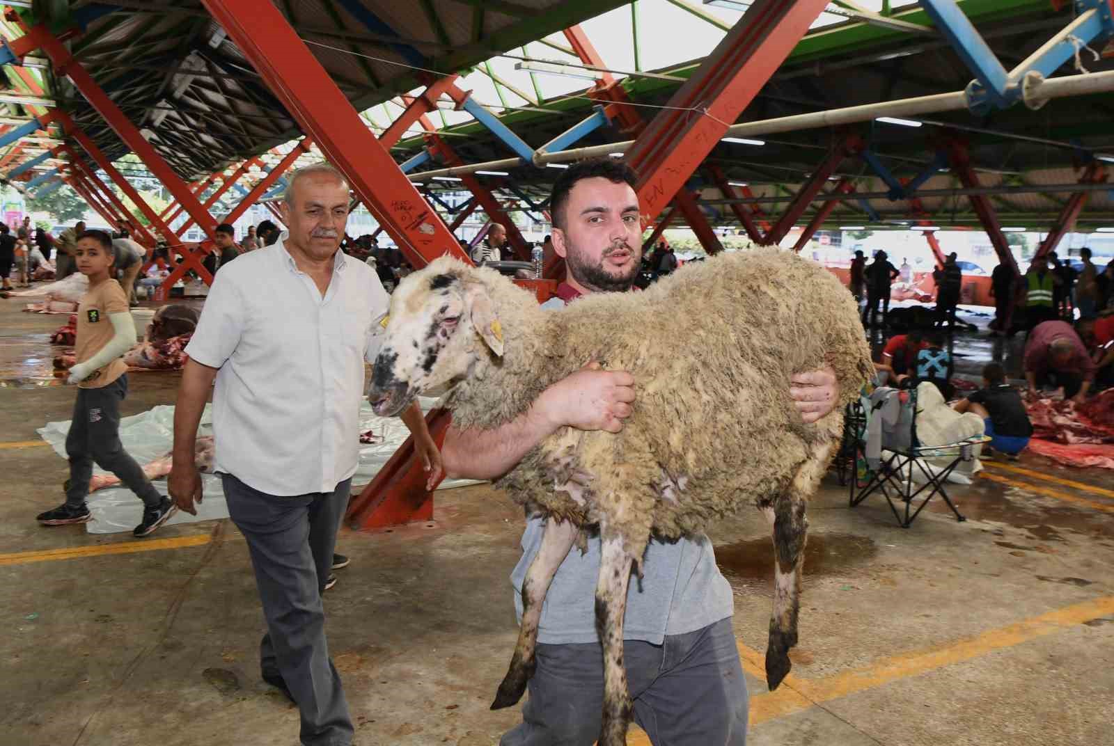 Osmangazi’de kurbanlıklar hijyenik ortamlarda kesildi
