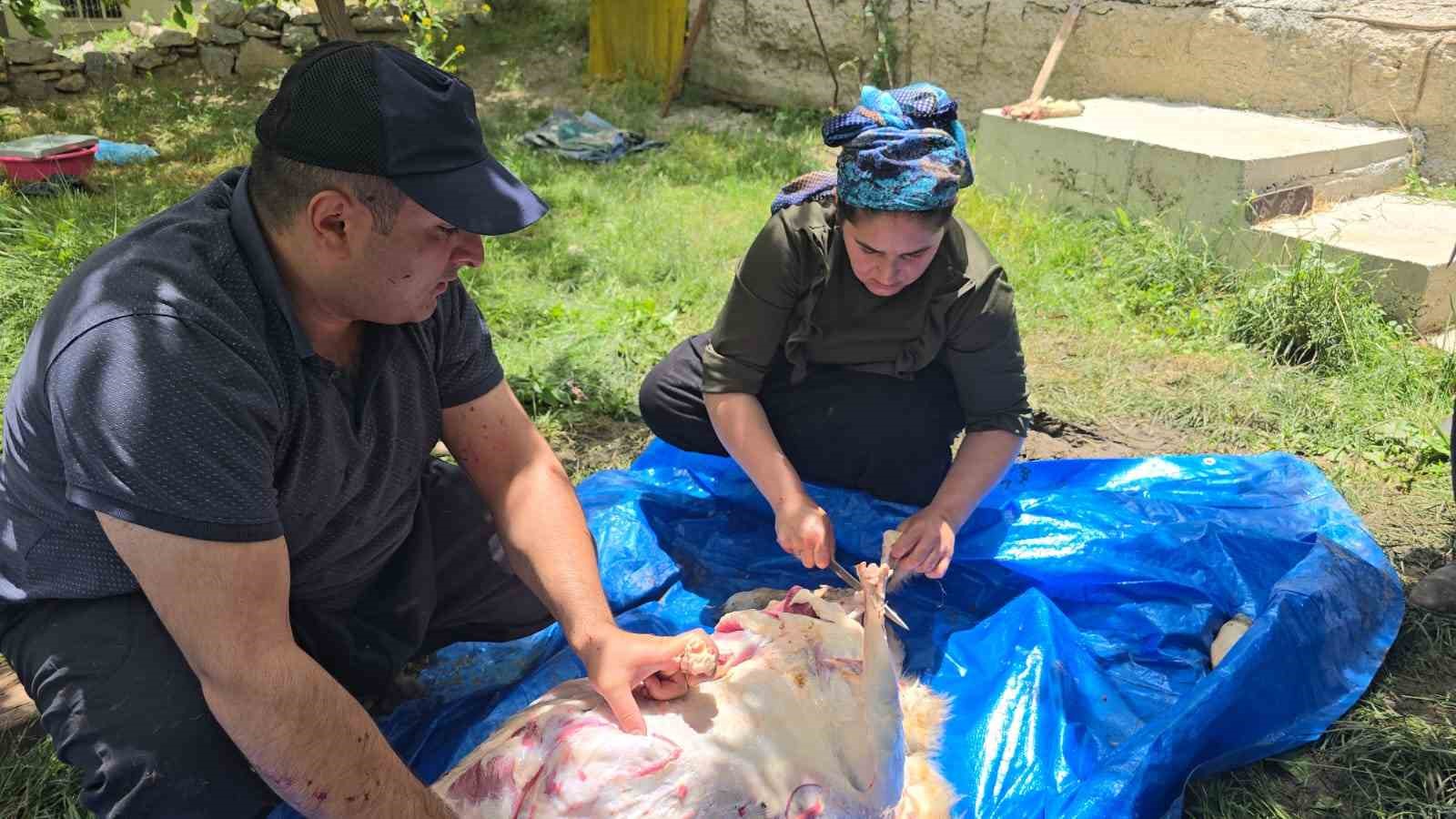 3 çocuk annesi maharetiyle kasaplara taş çıkarttı
