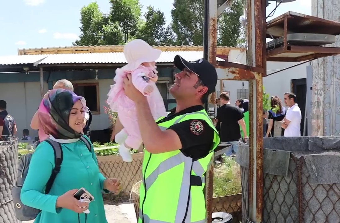 Ailelerinin bindiği araçlar için polis telsizinden şüpheli ihbarı yapıldı
