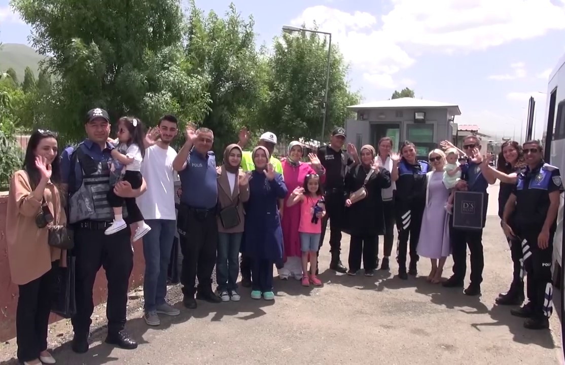 Ailelerinin bindiği araçlar için polis telsizinden şüpheli ihbarı yapıldı
