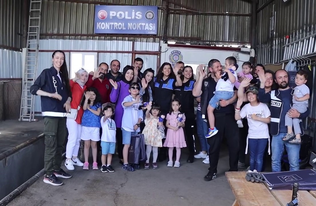 Ailelerinin bindiği araçlar için polis telsizinden şüpheli ihbarı yapıldı
