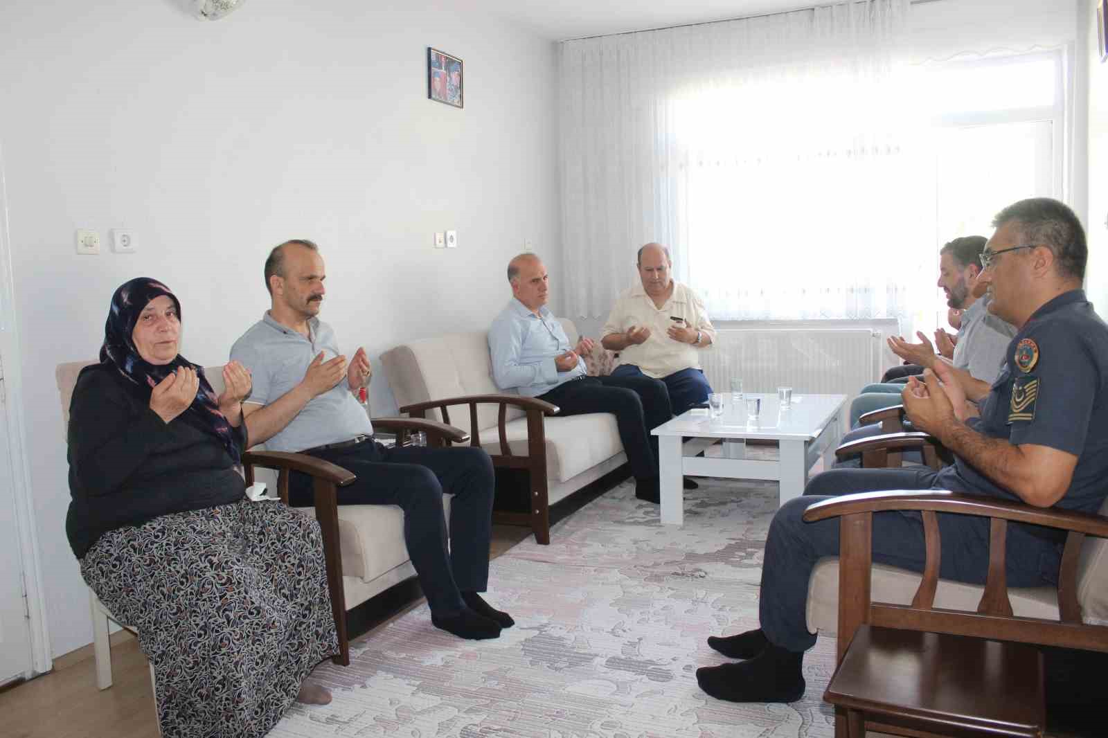 Osmaneli’de Kaymakam ve Belediye Başkanı vatandaşlarla bayramlaştı
