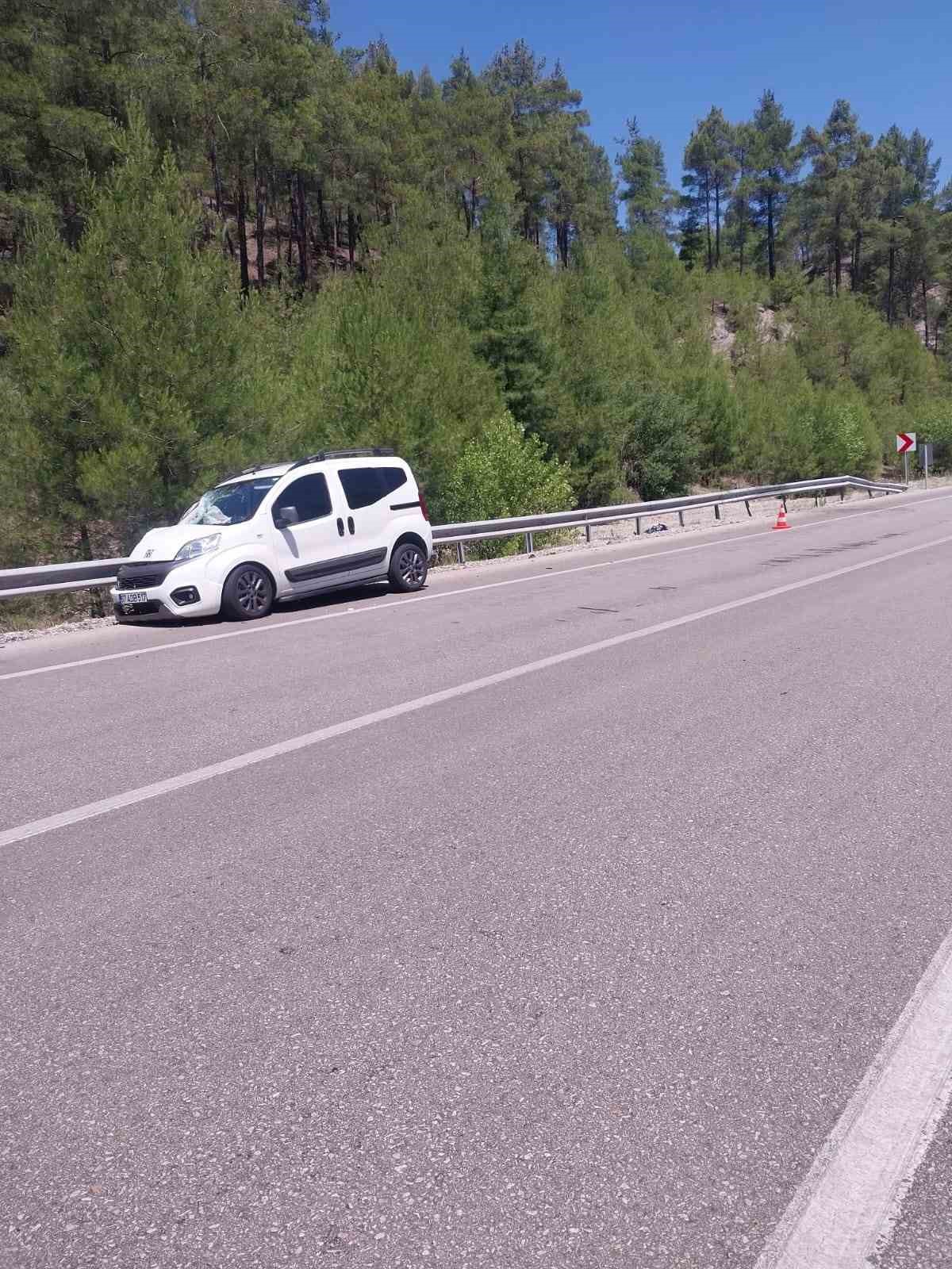 Hafif ticari araç ile motosiklet çarpıştı: 2 ölü, 2 yaralı
