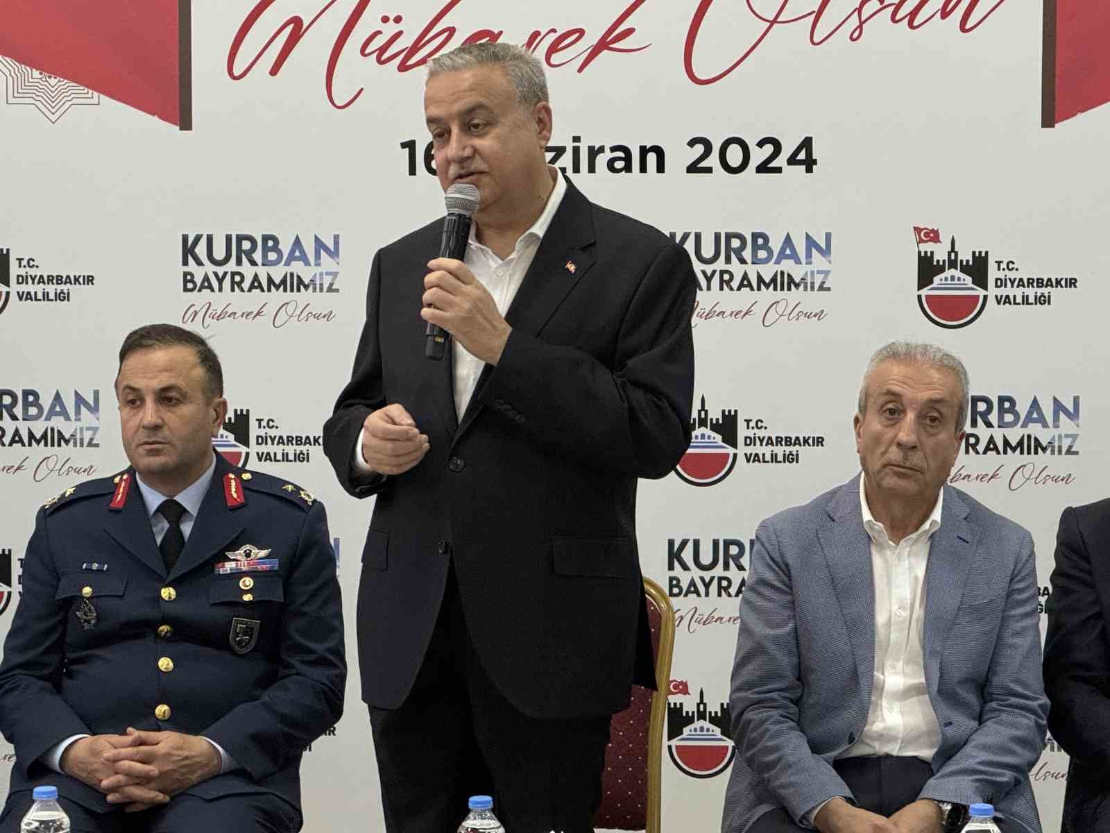 Diyarbakır Valisi bayram kutlamasında vatandaşlarla vedalaştı
