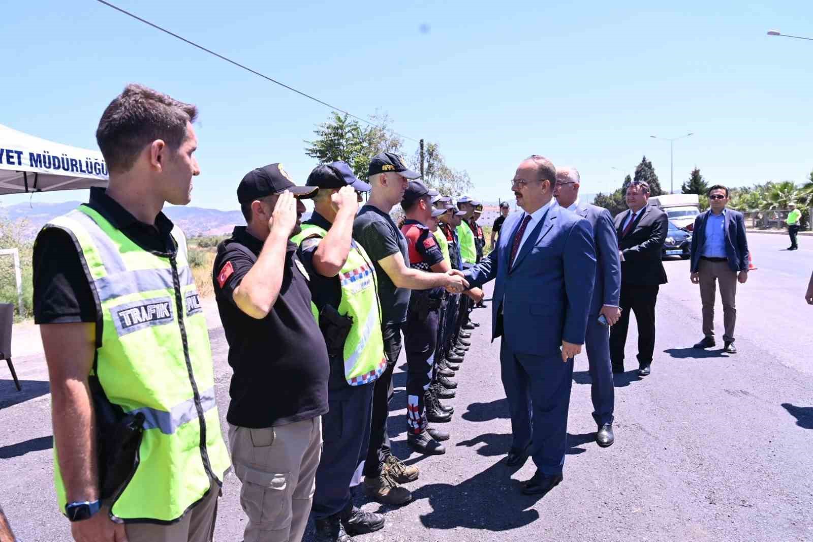 Vali Canbolat uygulama noktasında sürücülerle bayramlaştı
