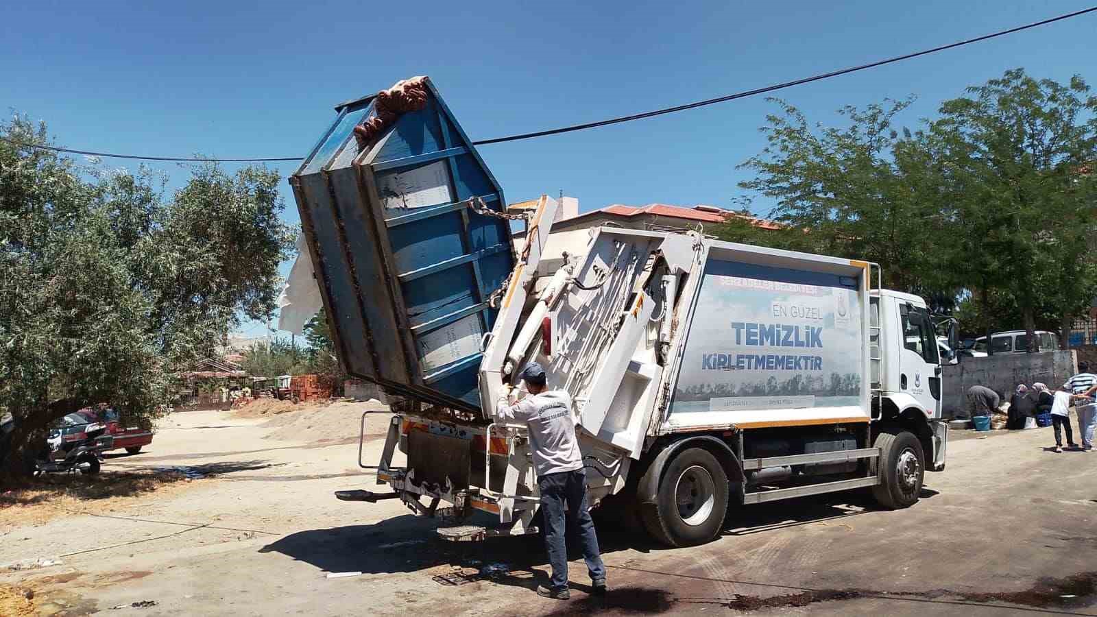 Şehzadeler’de kurban kesim yerlerine anında temizlik
