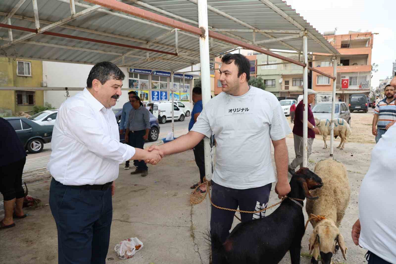 Başkan Yıldız, vatandaşlarla bayramlaştı, kurban kesim yerlerini ziyaret etti
