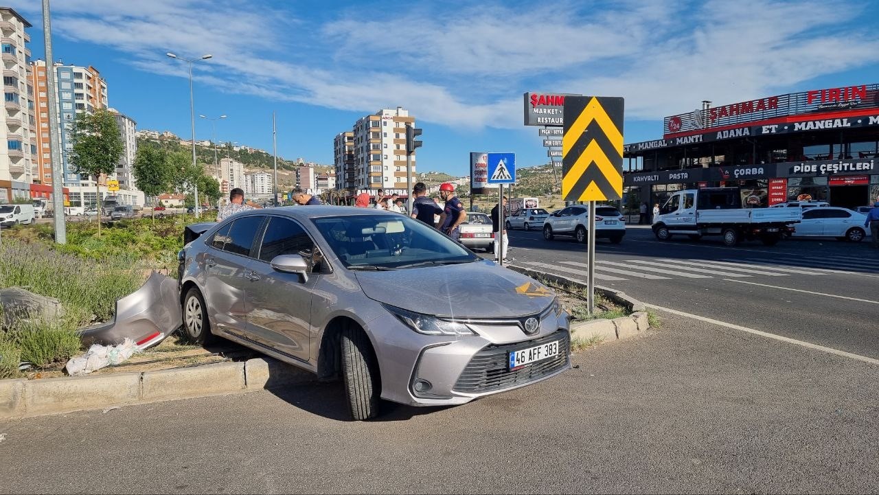 Otomobiller kavşakta çarpıştı: 1 yaralı
