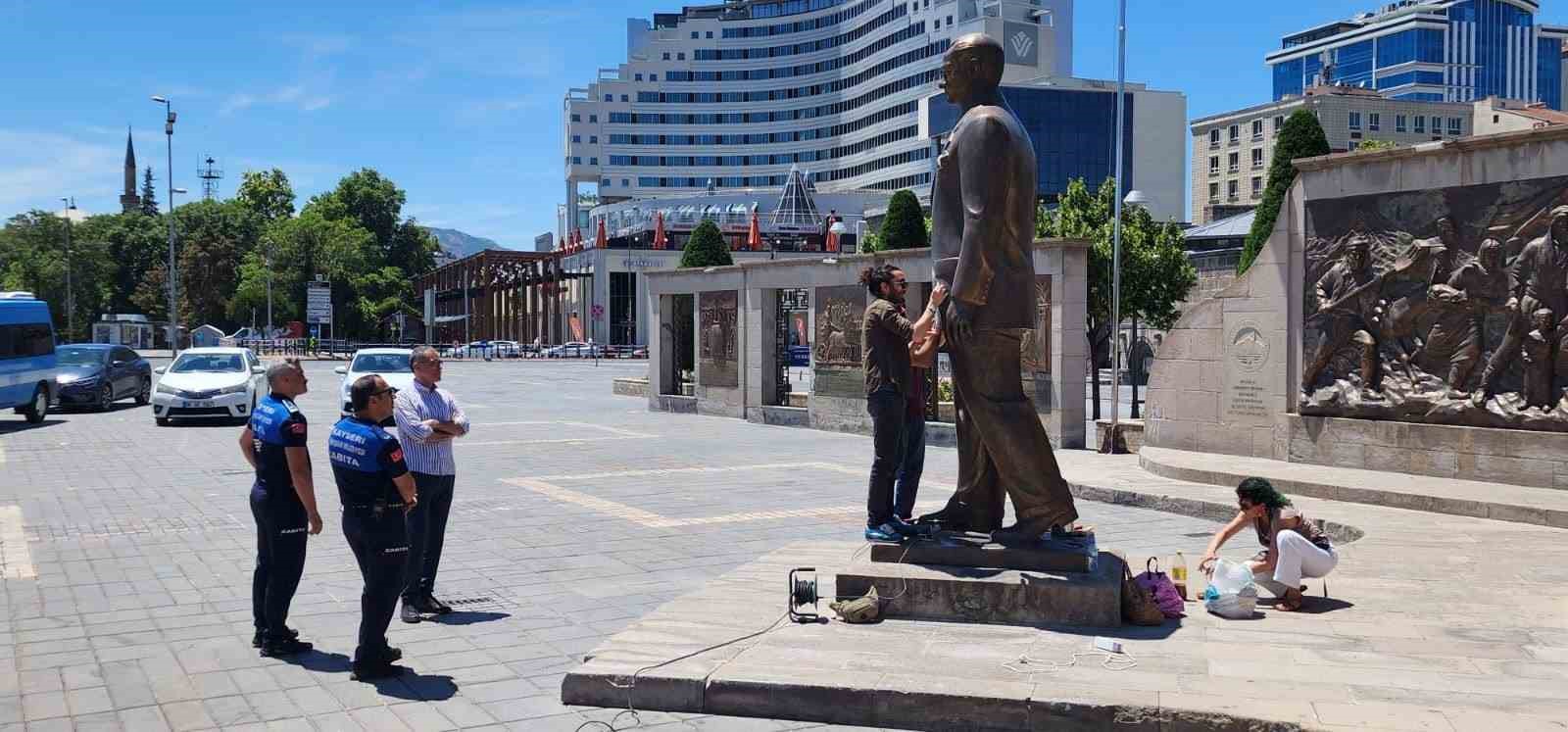 Saldırılan Atatürk heykeli onarıldı
