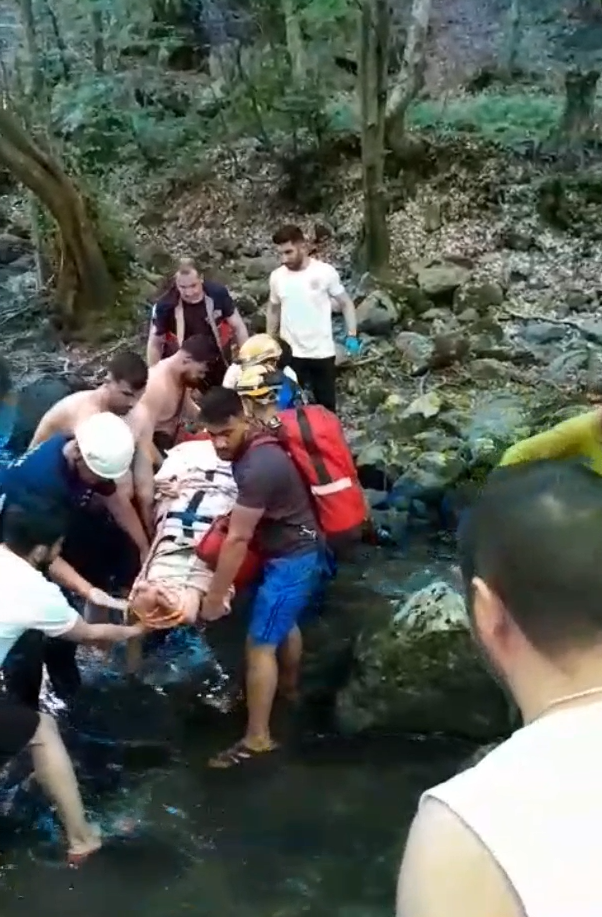 Yalova’da şelaleden düşen genç 1,5 saatlik çalışmayla kurtarıldı
