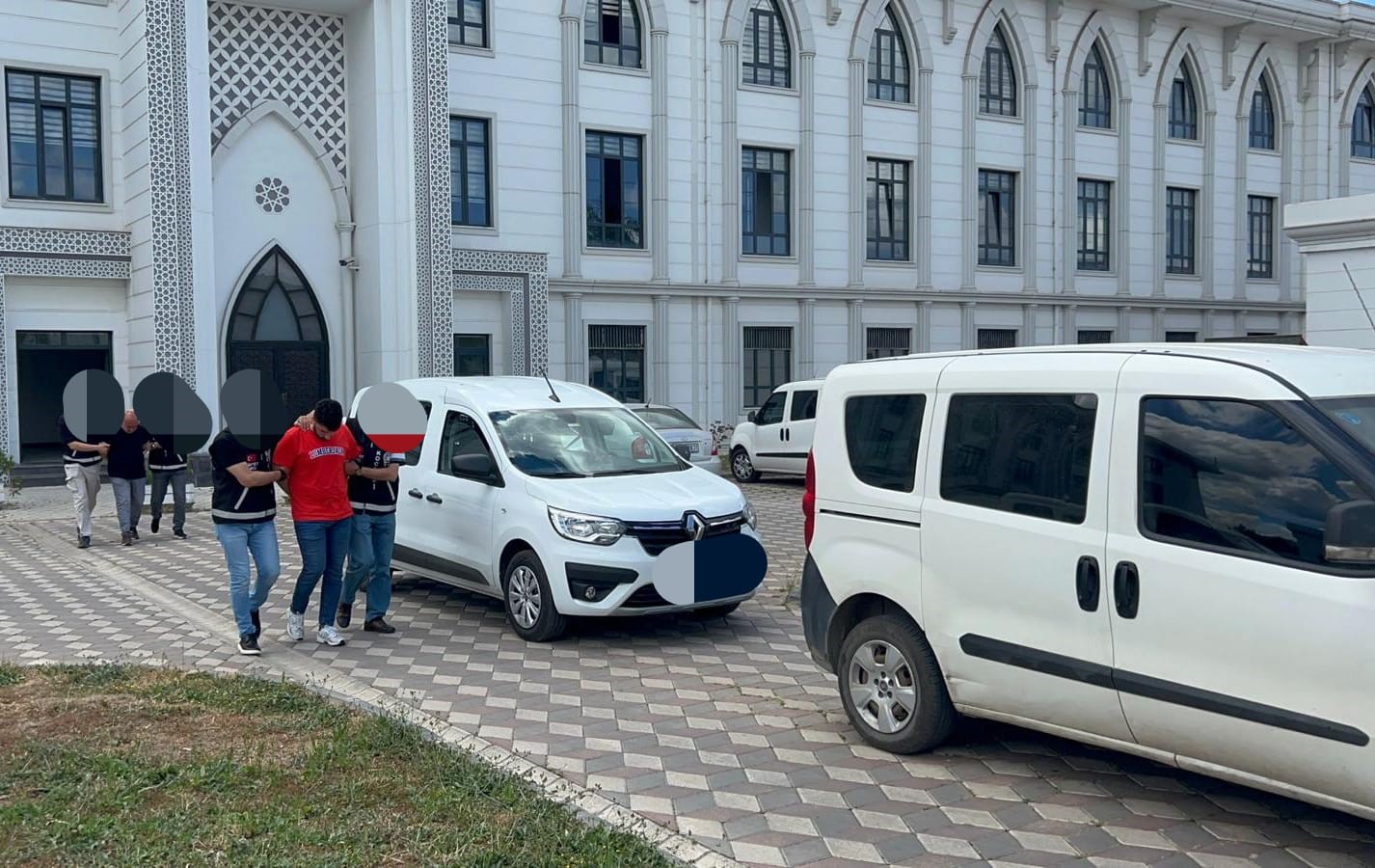 İş adamına silahlı saldırı gerçekleştiren şüpheliler tutuklandı
