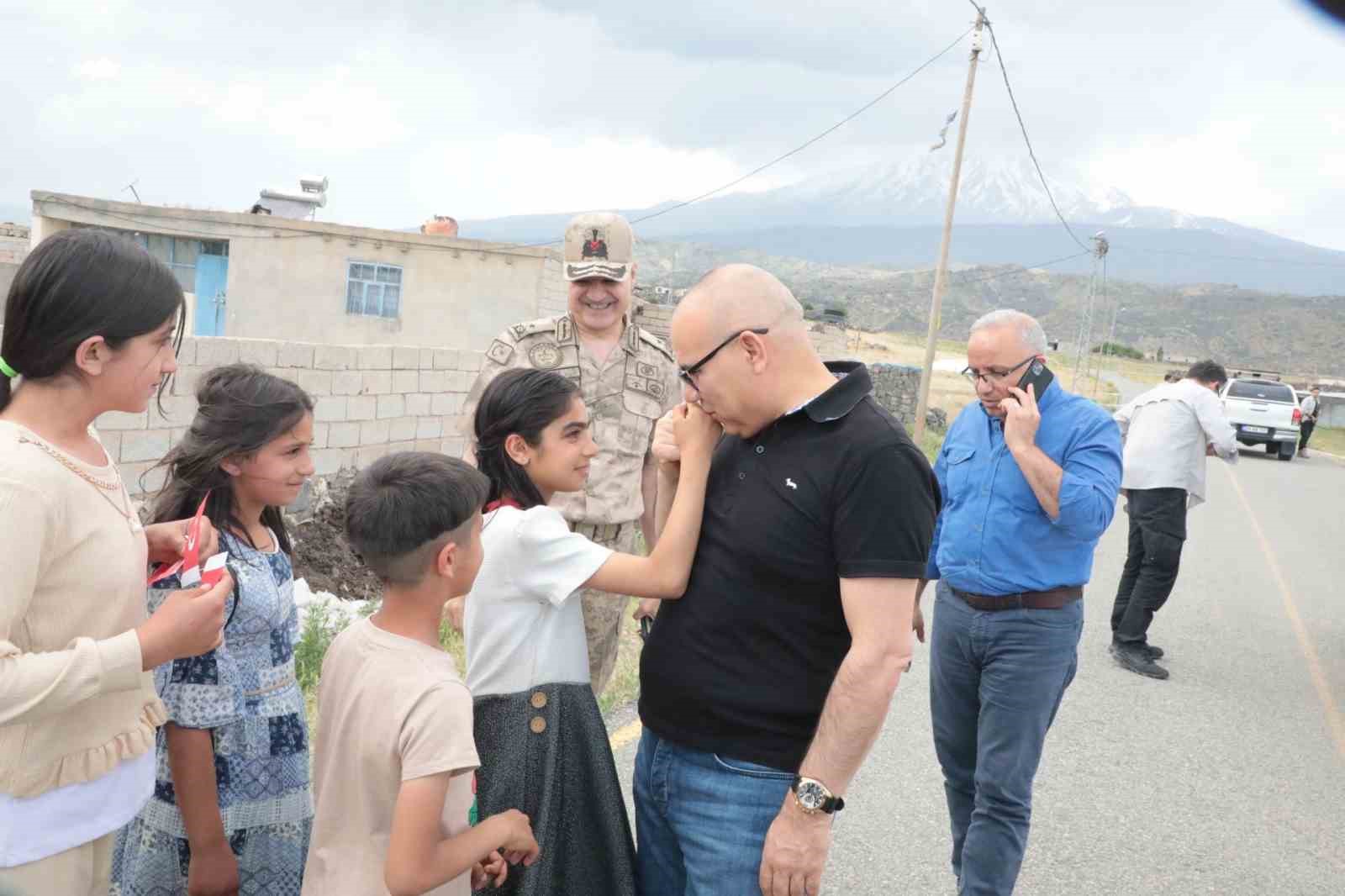 Ağrı Valisi Koç, Doğubayazıt’ta askerlerin Kurban Bayramı’nı kutladı
