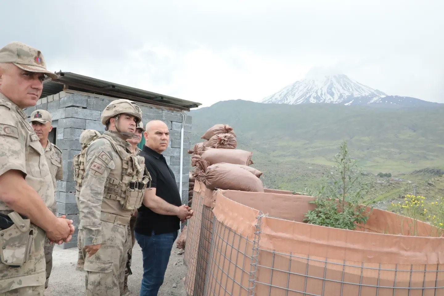 Ağrı Valisi Koç, Doğubayazıt’ta askerlerin Kurban Bayramı’nı kutladı
