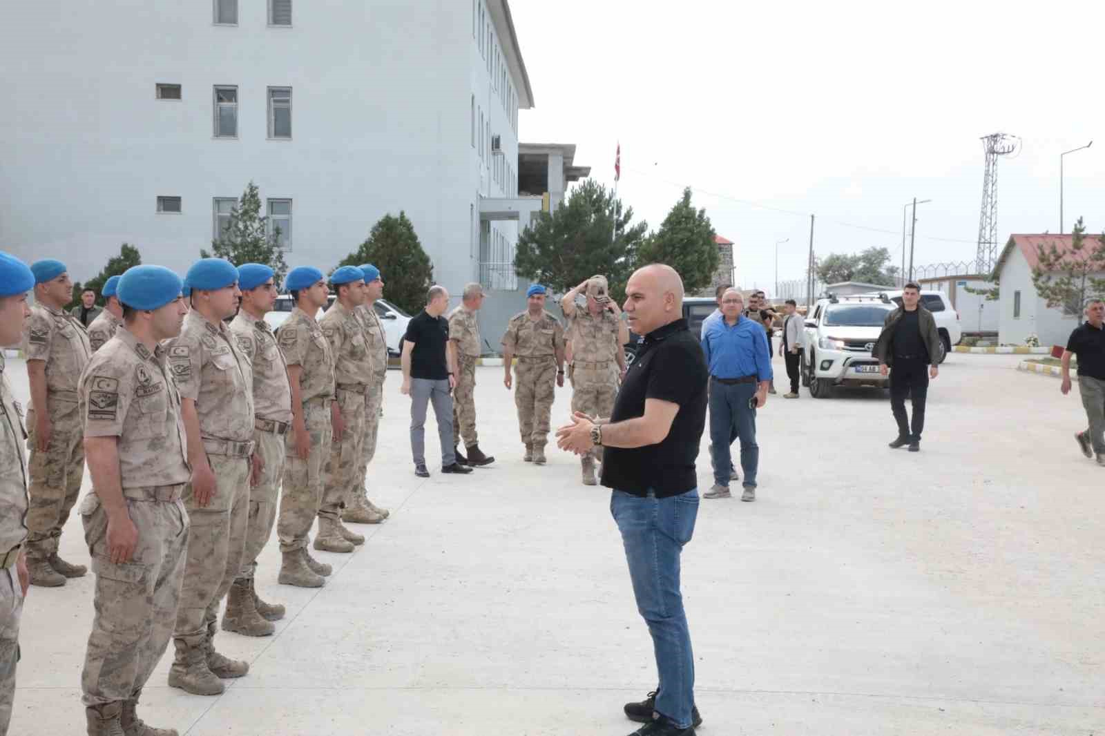 Ağrı Valisi Koç, Doğubayazıt’ta askerlerin Kurban Bayramı’nı kutladı
