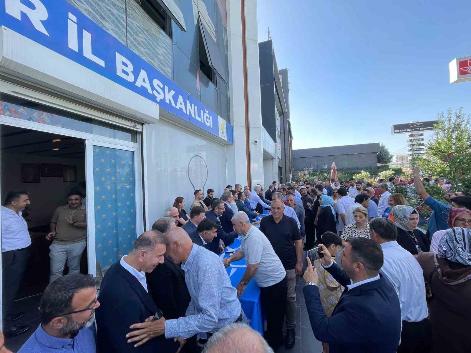 Diyarbakır’da AK Parti’liler bayramlaştı
