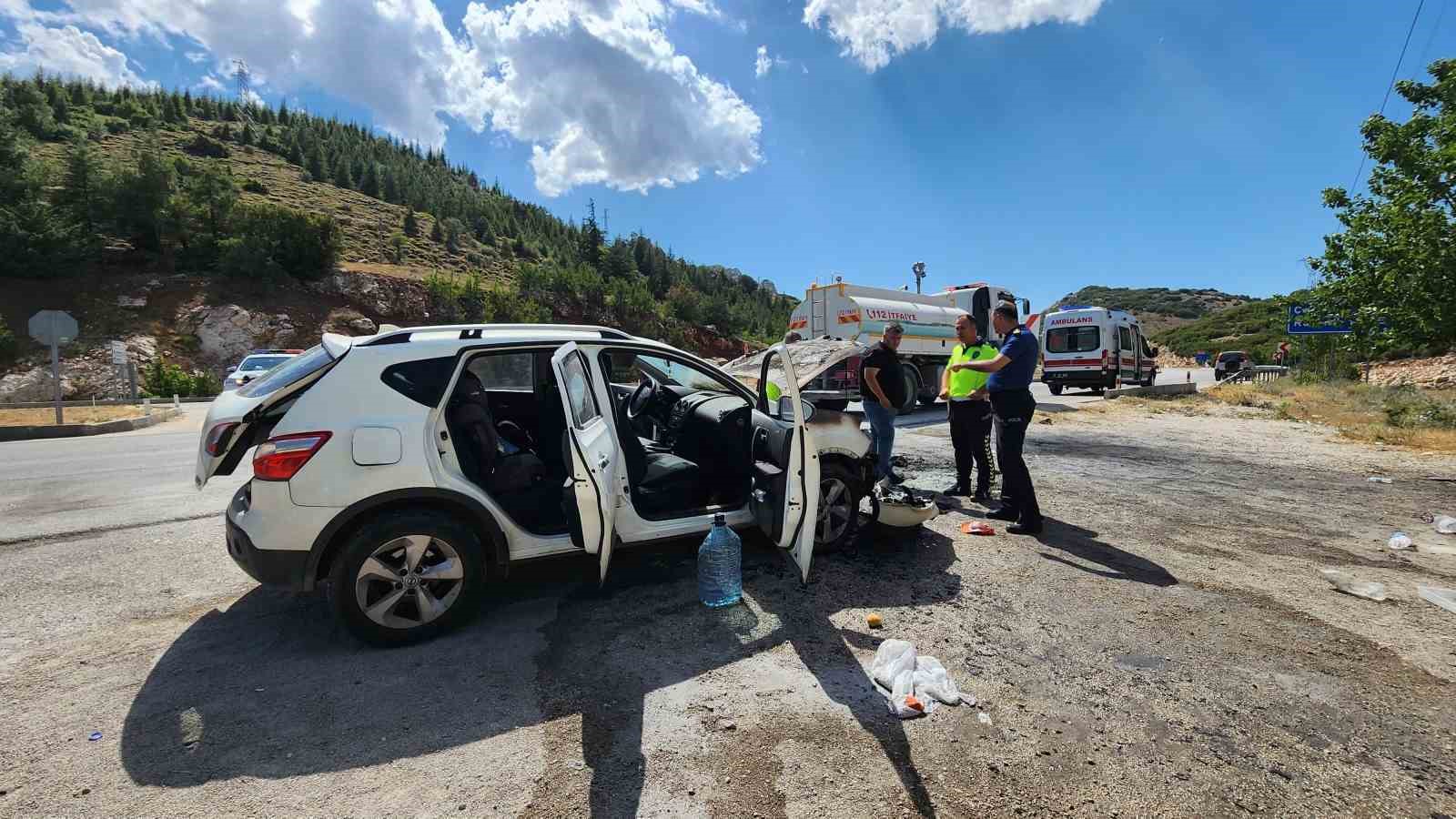 Seyir halindeki otomobil alev aldı, 3 kişi dumandan etkilendi
