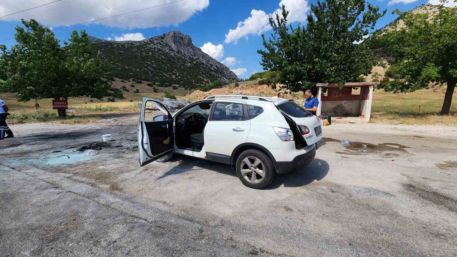 Seyir halindeki otomobil alev aldı, 3 kişi dumandan etkilendi
