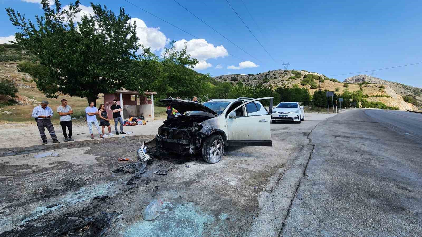 Seyir halindeki otomobil alev aldı, 3 kişi dumandan etkilendi
