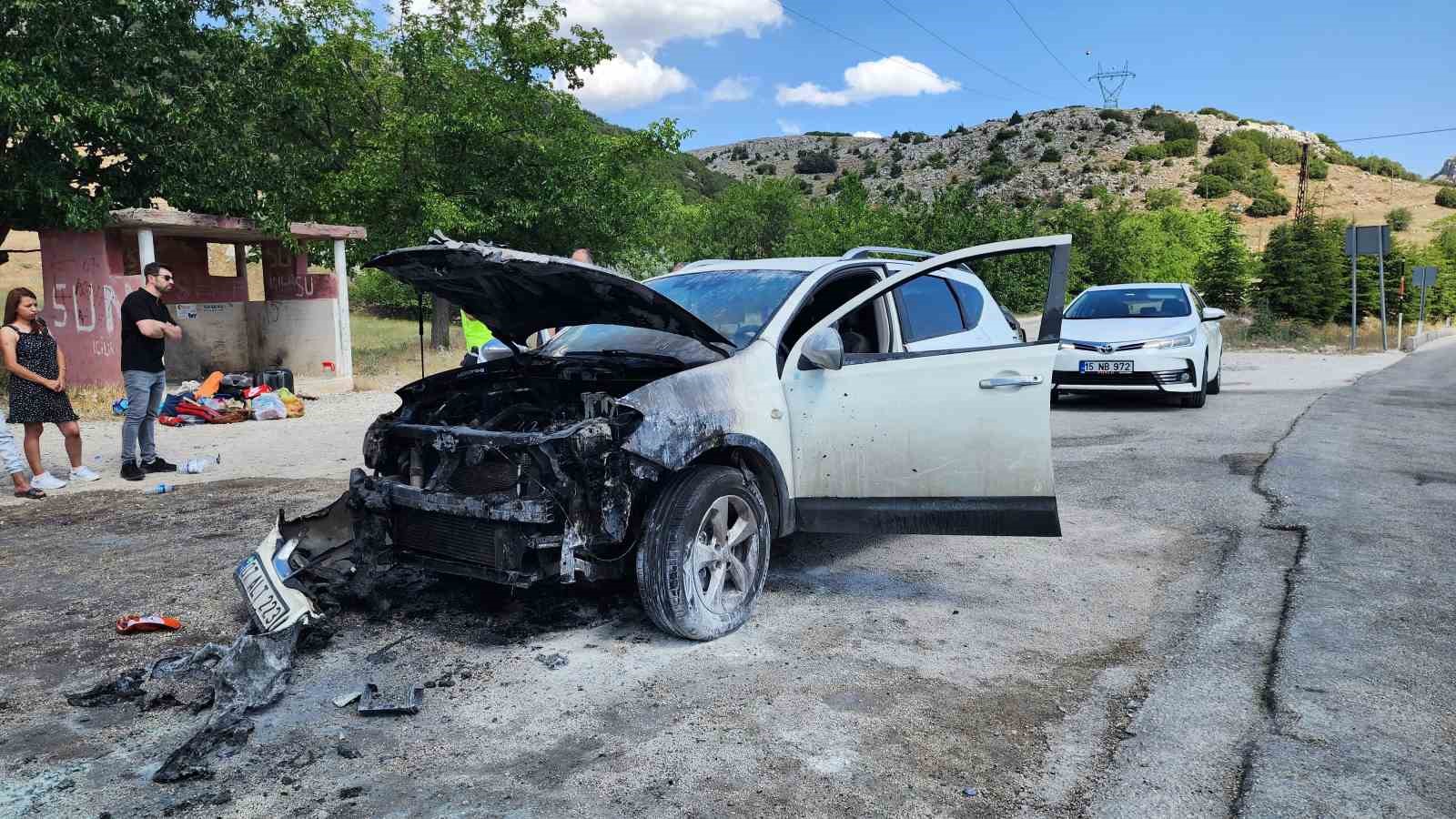 Seyir halindeki otomobil alev aldı, 3 kişi dumandan etkilendi
