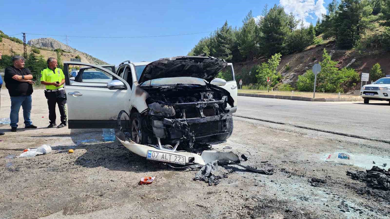 Seyir halindeki otomobil alev aldı, 3 kişi dumandan etkilendi
