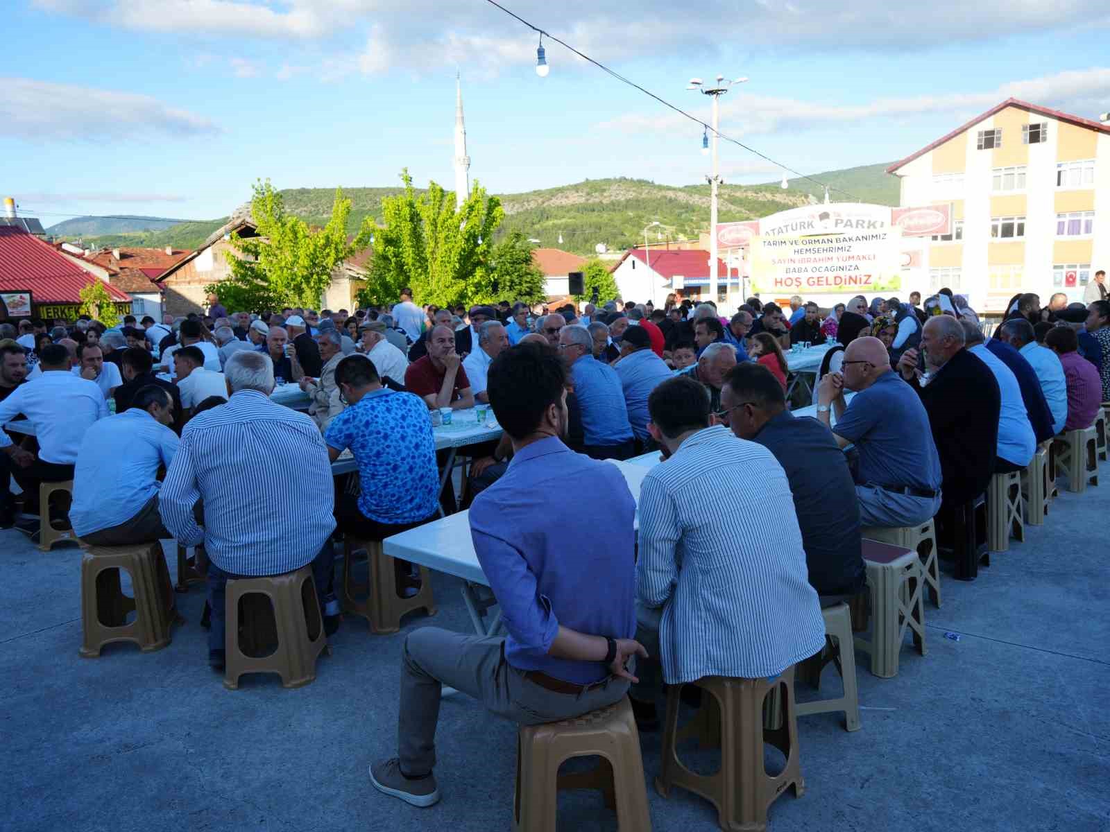 Bakan Yumaklı, Pınarbaşı’nda ilçe halkı ile bayramlaştı
