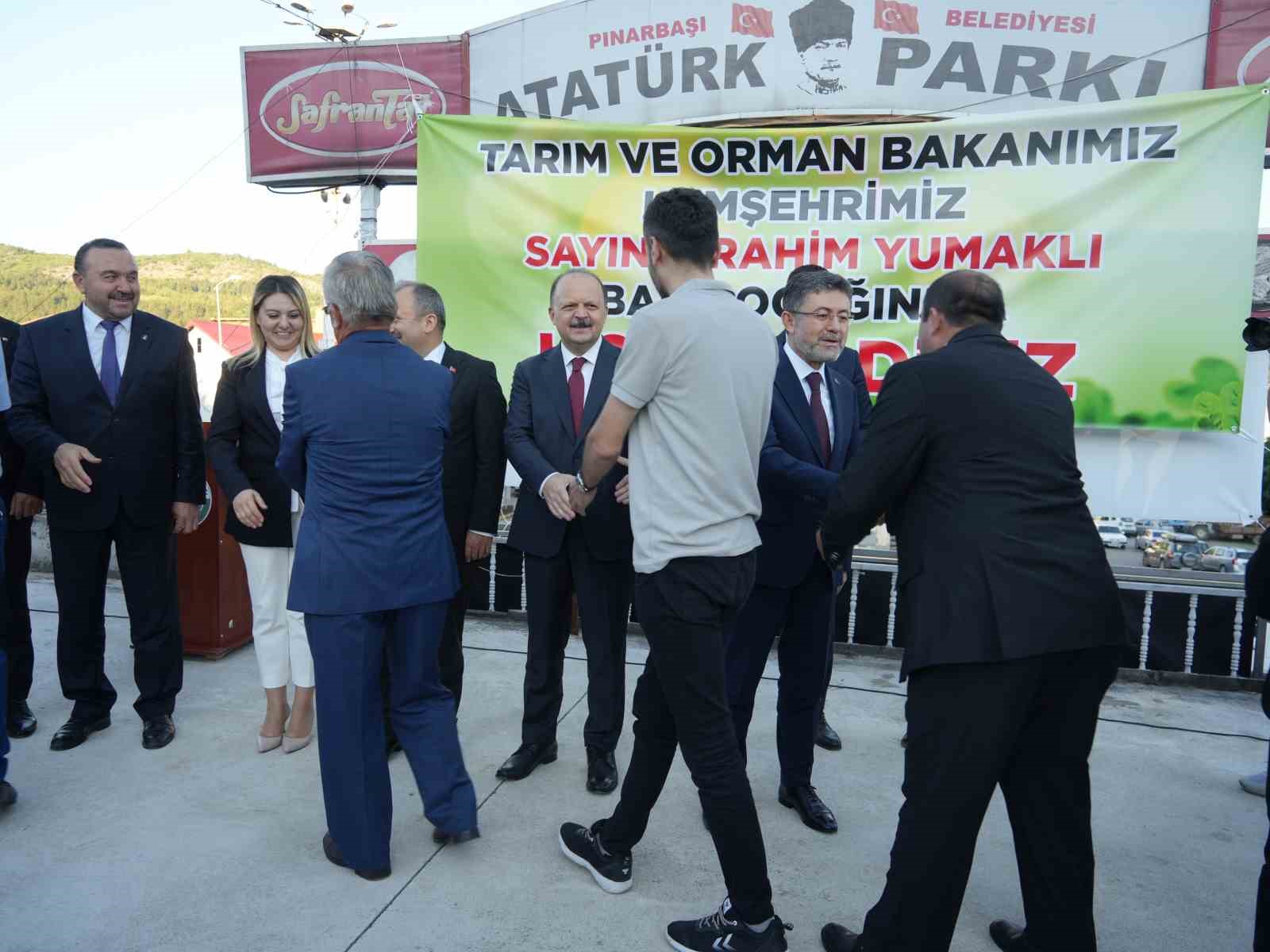 Bakan Yumaklı, Pınarbaşı’nda ilçe halkı ile bayramlaştı
