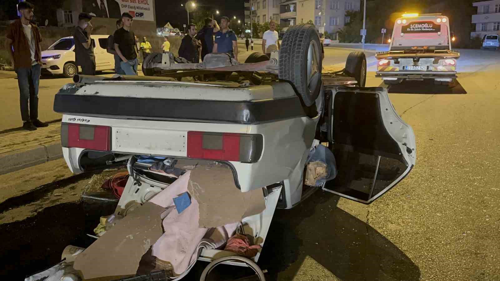 Kaldırıma çarpan otomobilin tekeri koptu, takla atıp ters yöne uçtu
