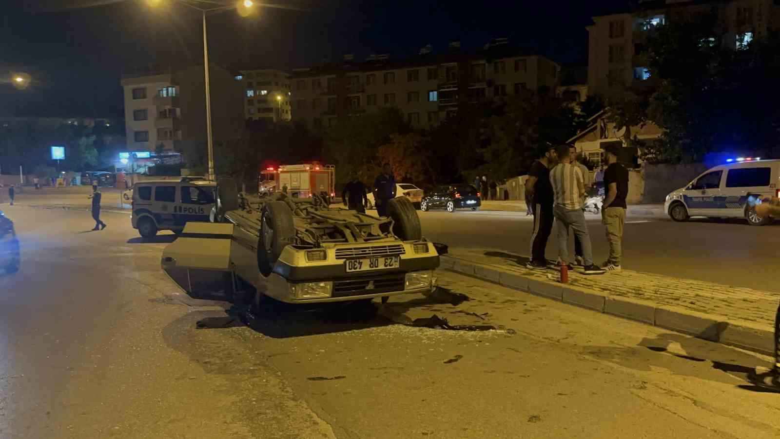 Kaldırıma çarpan otomobilin tekeri koptu, takla atıp ters yöne uçtu
