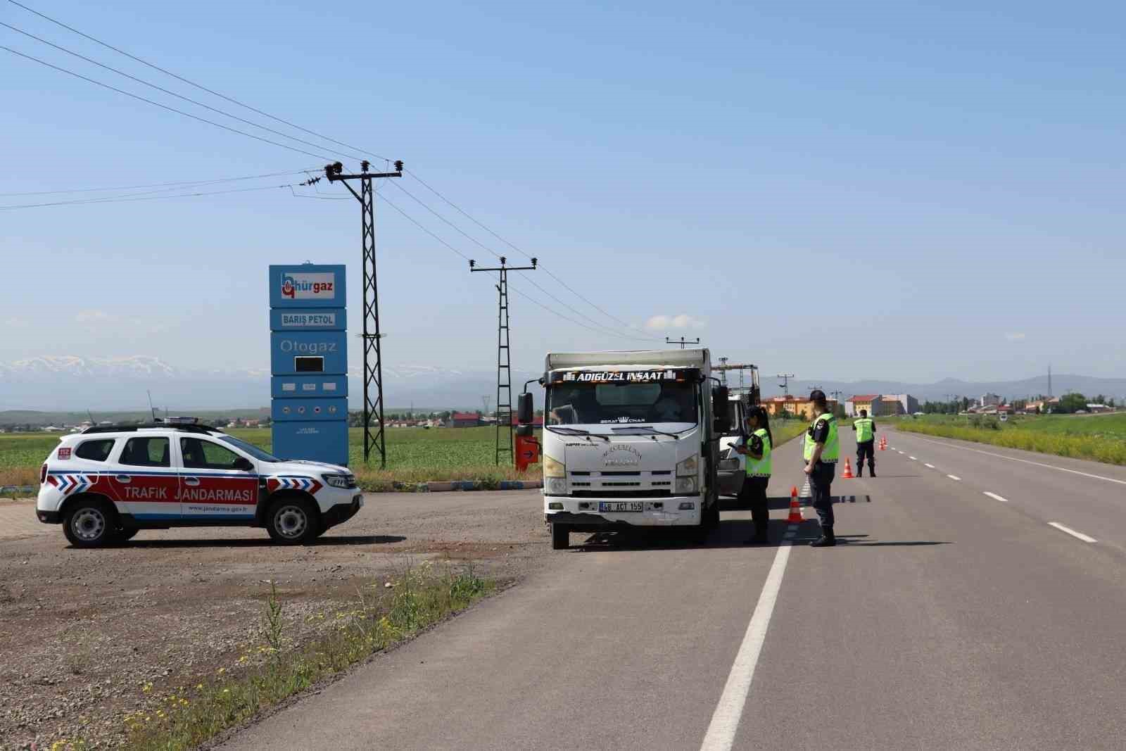 Ağrı’da Kurban Bayramı trafiğinde yoğun denetim ve kontroller devam ediyor
