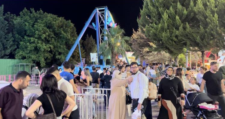 Bayramın ilk günü lunapark doldu taştı
