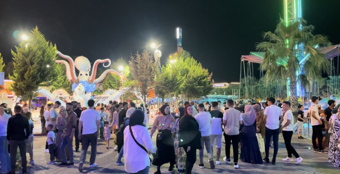 Bayramın ilk günü lunapark doldu taştı
