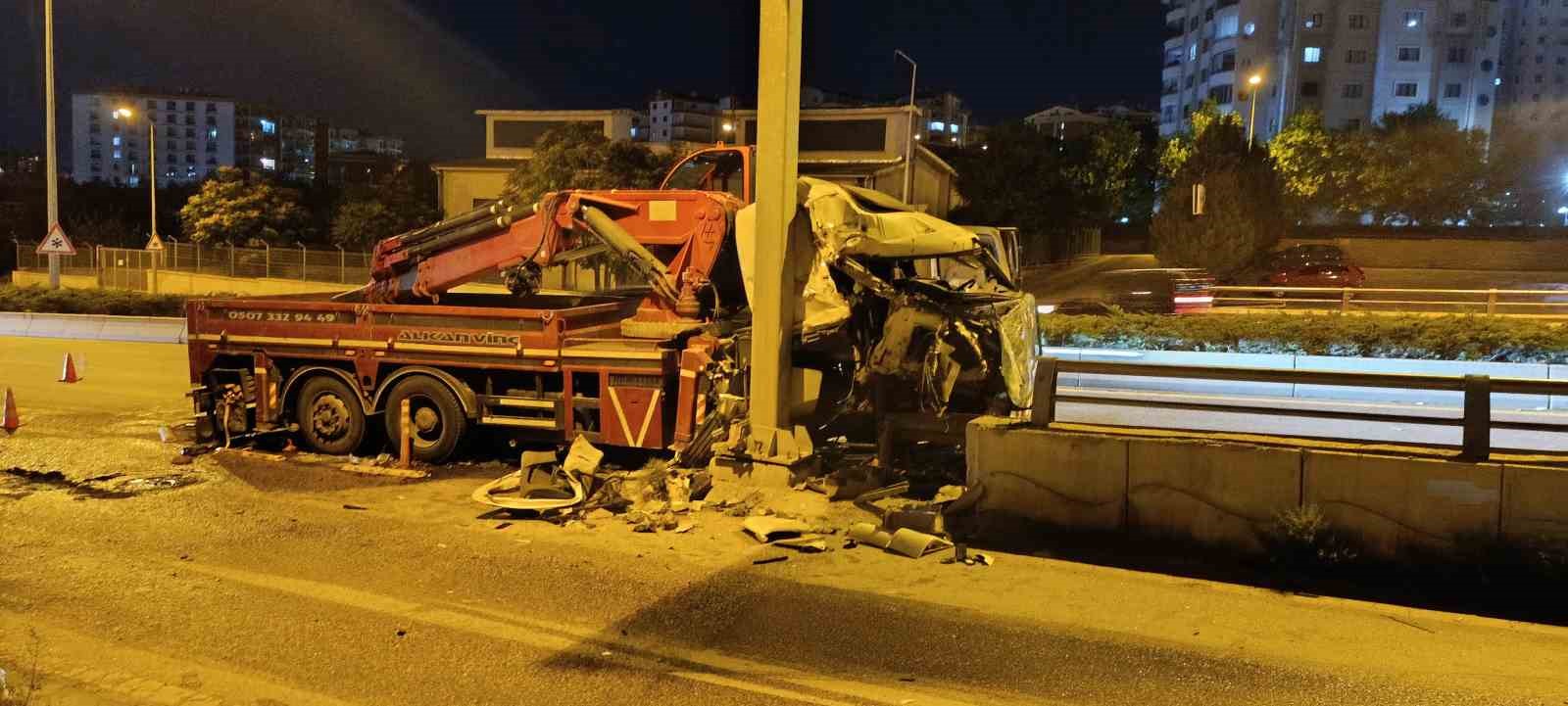 Ankara’da kontrolden çıkan vinç bariyerlere çarptı: 2 yaralı
