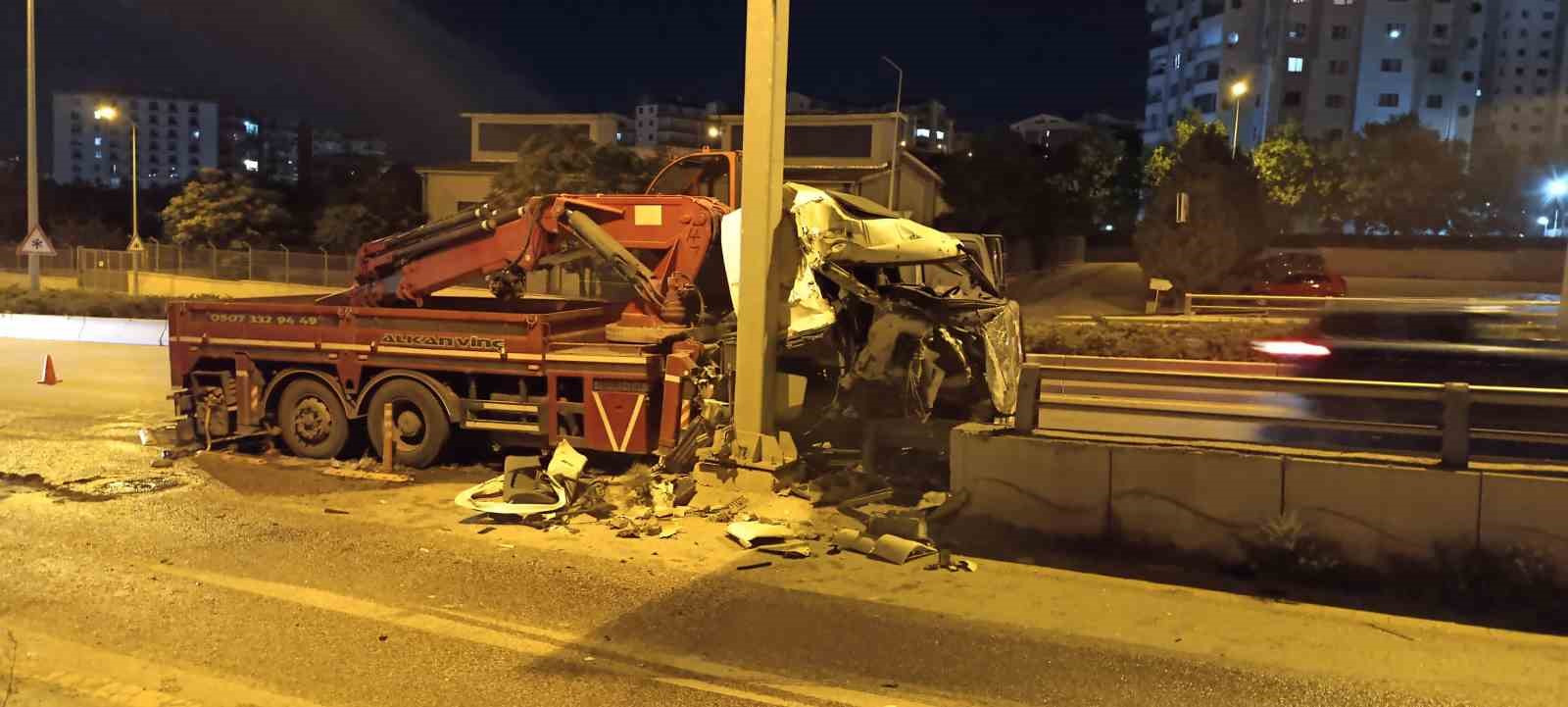 Ankara’da kontrolden çıkan vinç bariyerlere çarptı: 2 yaralı
