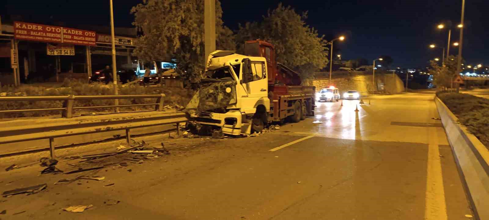 Ankara’da kontrolden çıkan vinç bariyerlere çarptı: 2 yaralı
