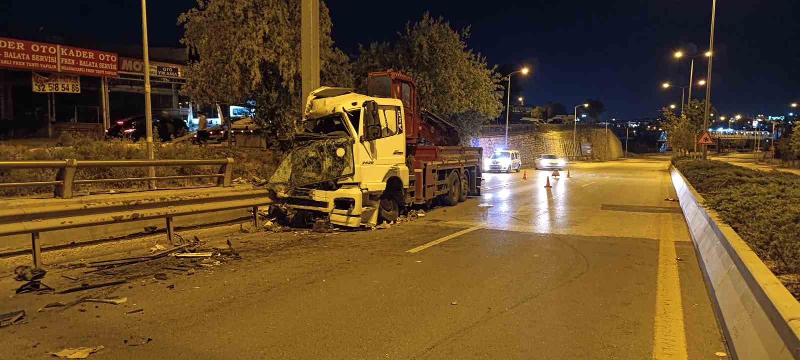 Ankara’da kontrolden çıkan vinç bariyerlere çarptı: 2 yaralı
