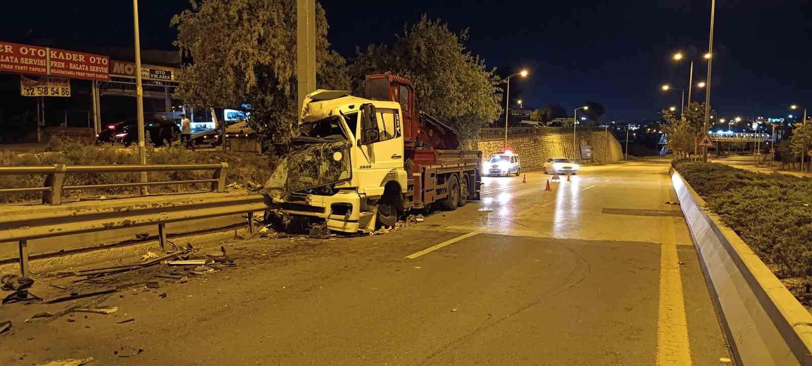 Ankara’da kontrolden çıkan vinç bariyerlere çarptı: 2 yaralı
