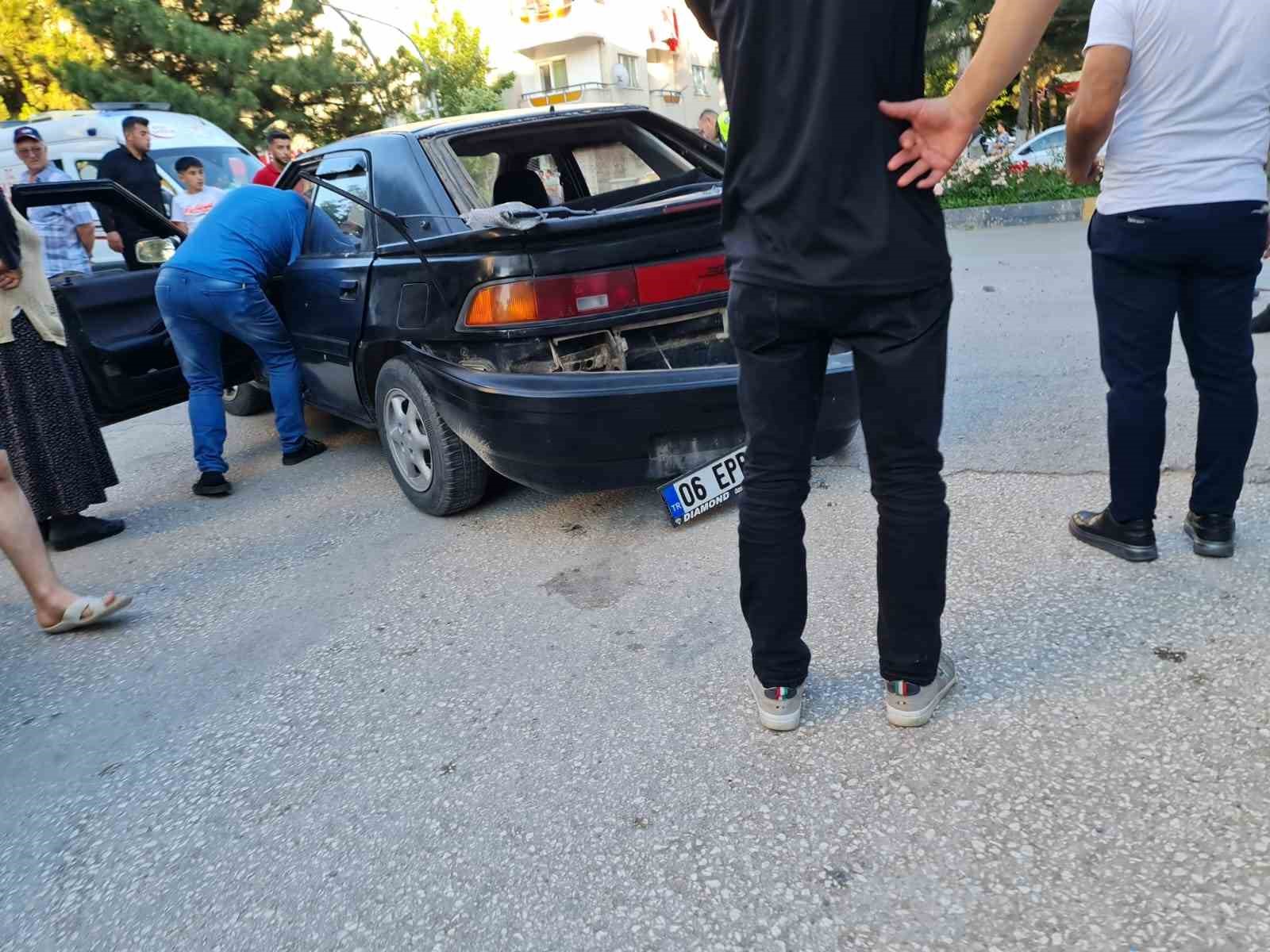 Otomobille çarpışan motosikletteki 2 genç ağır yaralandı
