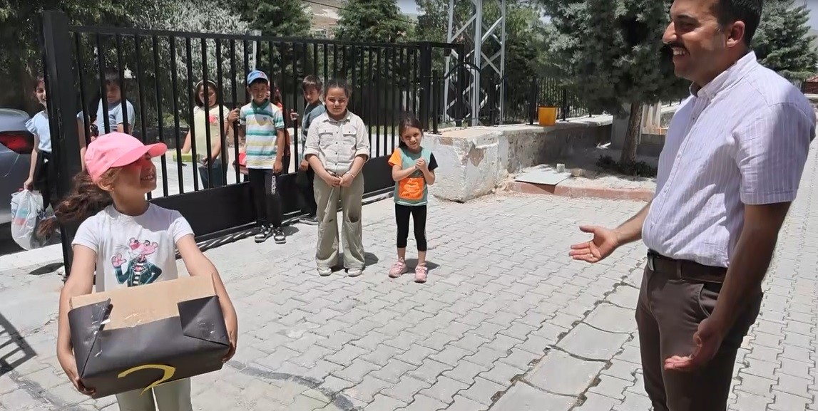 Minik öğrenciler ailelerine örnek olmak için girdikleri yarışmada birinci oldu
