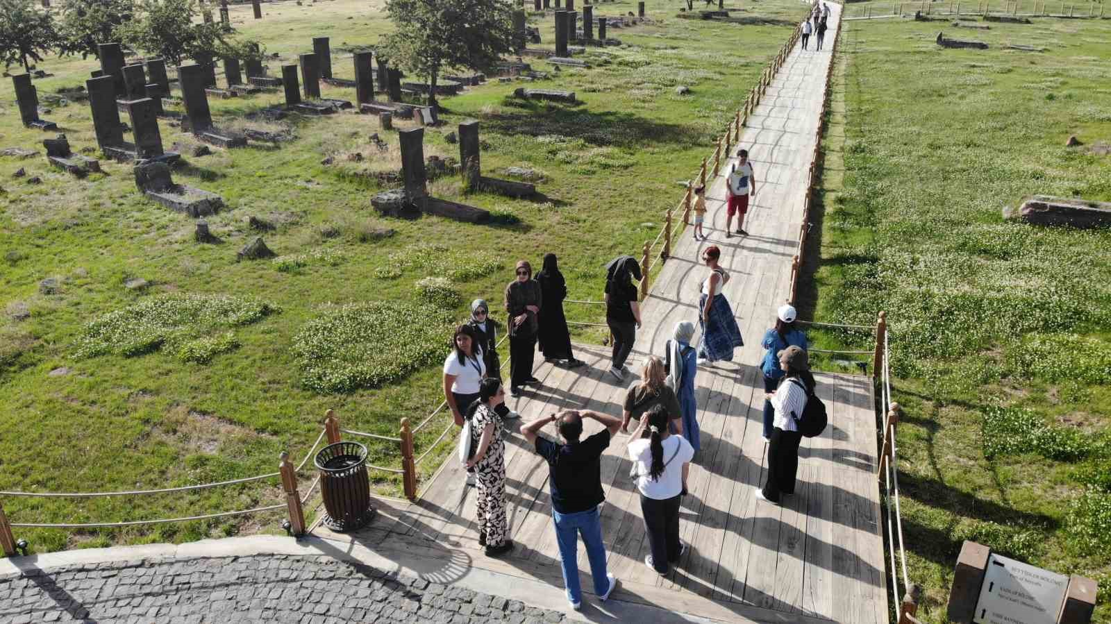 Selçuklu Mezarlığında Kurban Bayramı yoğunluğu
