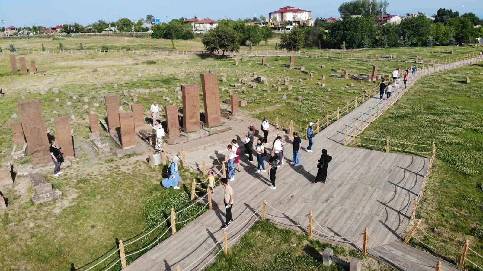 Selçuklu Mezarlığında Kurban Bayramı yoğunluğu
