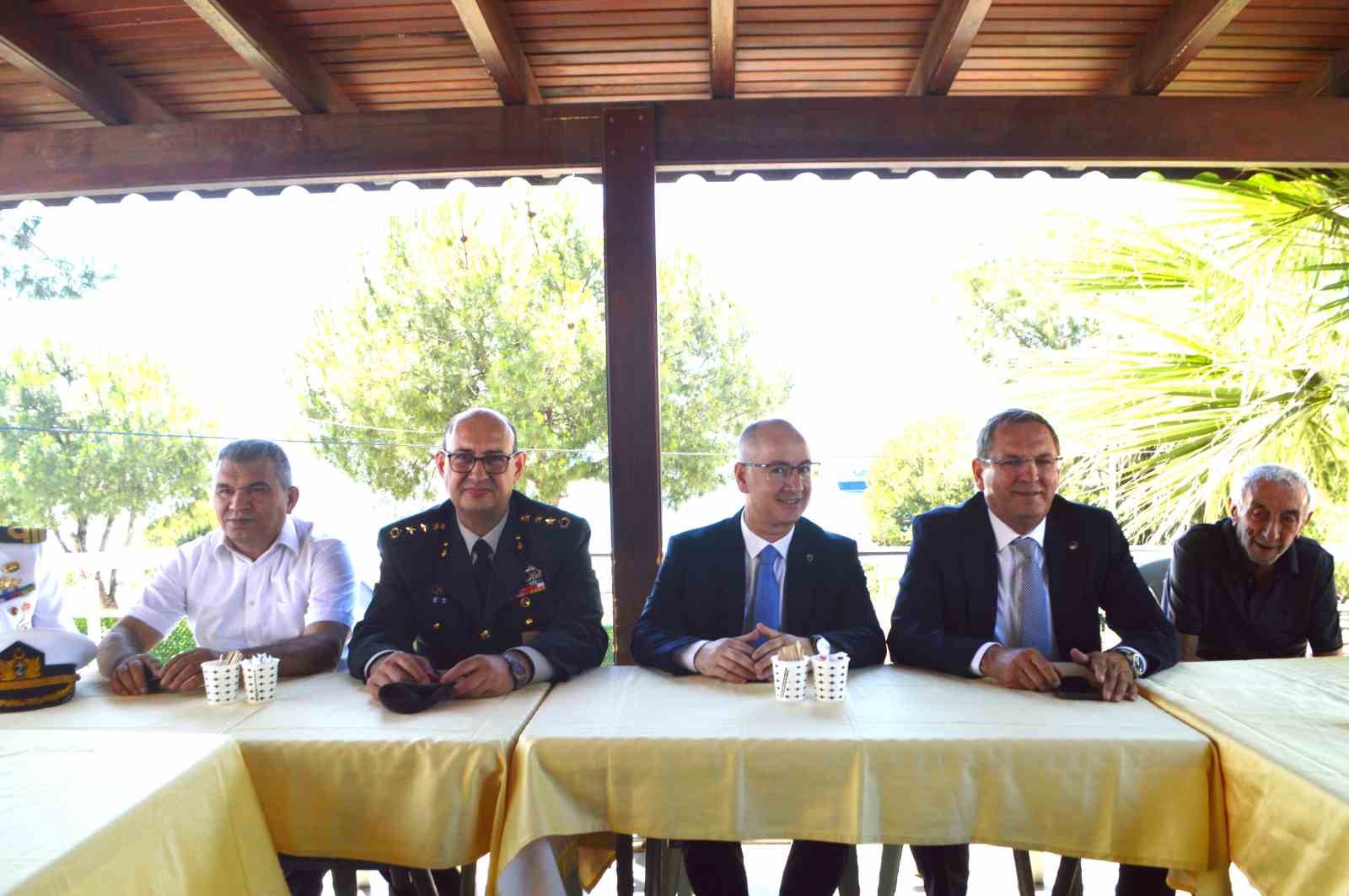 Ayvalık’ta protokol üyeleri kolluk güçleri ve yaşlılarla bayramlaştı
